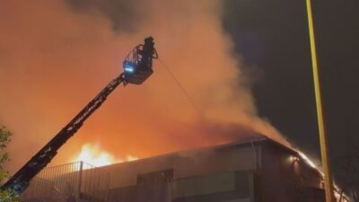 Soner HASIRCIOĞLU/İSTANBUL, – ÜSKÜDAR’da 7 katlı metruk binanın çatısında yangın