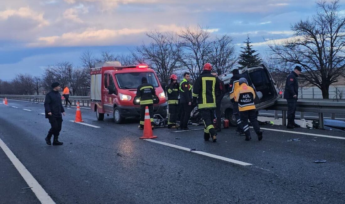 Mehmet YILMAZ/KULU (Konya), – KONYA’nın Kulu ilçesinde bariyere çarpan hafif