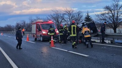 Mehmet YILMAZ/KULU (Konya), – KONYA’nın Kulu ilçesinde bariyere çarpan hafif