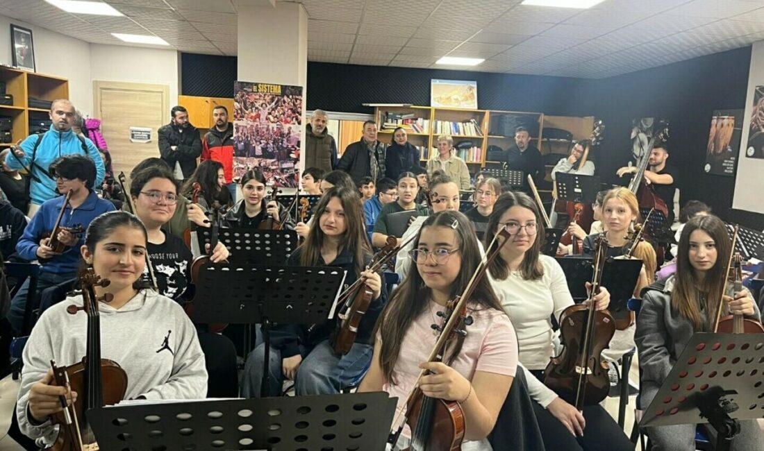 Yağmur ÖNGÜN/İZMİR, -İZMİR’de dezavantajlı çocukları müzikle buluşturan Barış Çocuk Orkestrası,