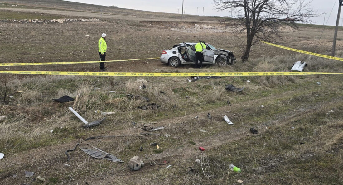Erkan ALTUNTAŞ/AKSARAY, – AKSARAY’da bayram tatiline giden ailenin otomobili, şarampole