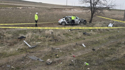 Erkan ALTUNTAŞ/AKSARAY, – AKSARAY’da bayram tatiline giden ailenin otomobili, şarampole