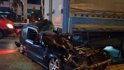 Barış YILMAZ/BURSA, – BURSA’nın Osmangazi ilçesinde hafif ticari araçla çarpıştıktan