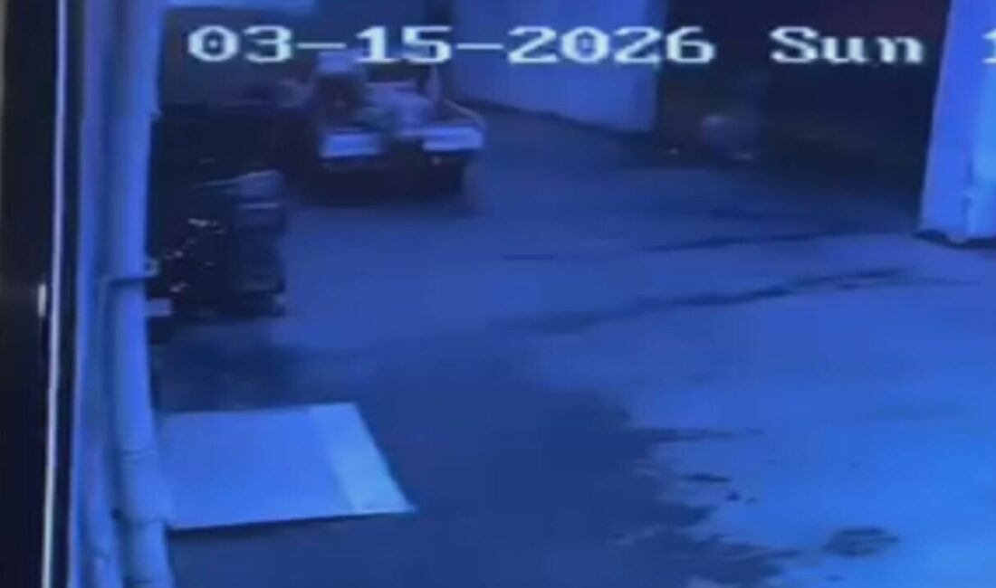 Uğur Samet AVCI/İSTANBUL, -AVCILAR’da bir marketin önüne gelen 4 kişi