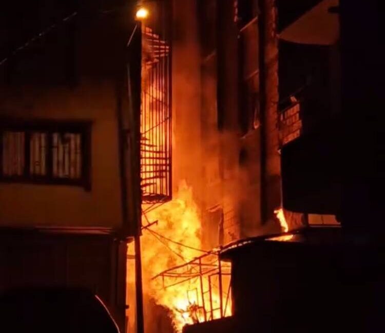 Baran AKKAYA/İSTANBUL, – BAHÇELİEVLER’de hurdalıktan yükselen alevler kısa sürede büyüyerek