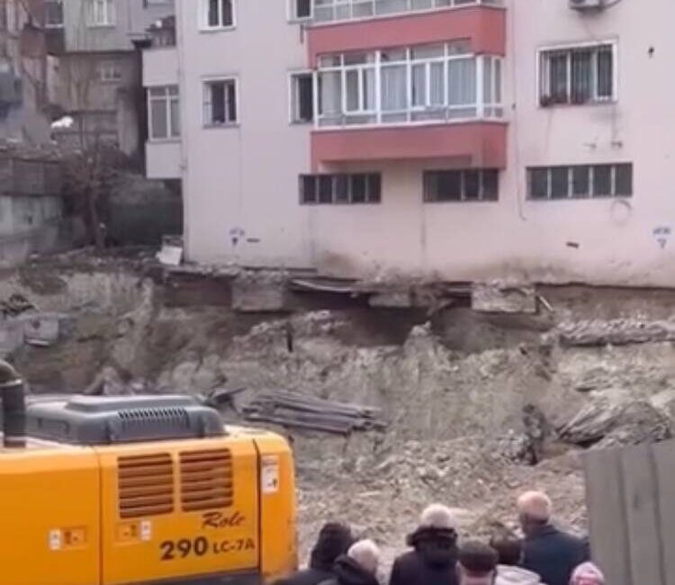 Baran AKKAYA/İSTANBUL, – BAHÇELİEVLER’de kentsel dönüşüm kapsamında yıkılması planlanan binanın