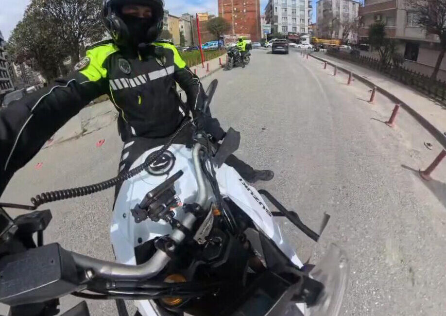 İSTANBUL Bahçelievler’de, yere düşerek yaralanan 3 aylık bebeklerini hastaneye götürürken