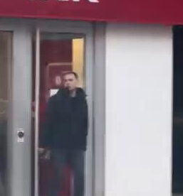 Hiba HAKBİLİR/İSTANBUL Beşiktaş Nispetiye Caddesi’nde bir bankaya silahla gelen şüpheli