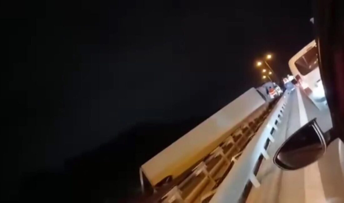 Uğur Samet AVCI/İSTANBUL, – BÜYÜKÇEKMECE, TEM Otoyolu’nda seyir halindeki TIR