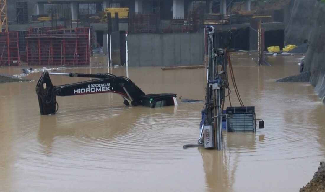 Murat SOLAK/İSTANBUL, – ÇEKMEKÖY’de yağışın ardından yola taşan dere nedeniyle