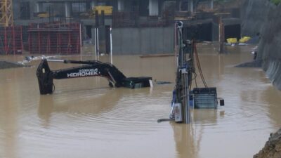Murat SOLAK/İSTANBUL, – ÇEKMEKÖY’de yağışın ardından yola taşan dere nedeniyle