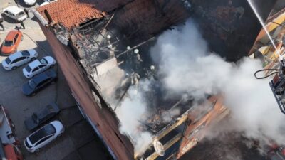 Emre KURT / İSTANBUL, – ESENLER’de 4 katlı binanın çatı