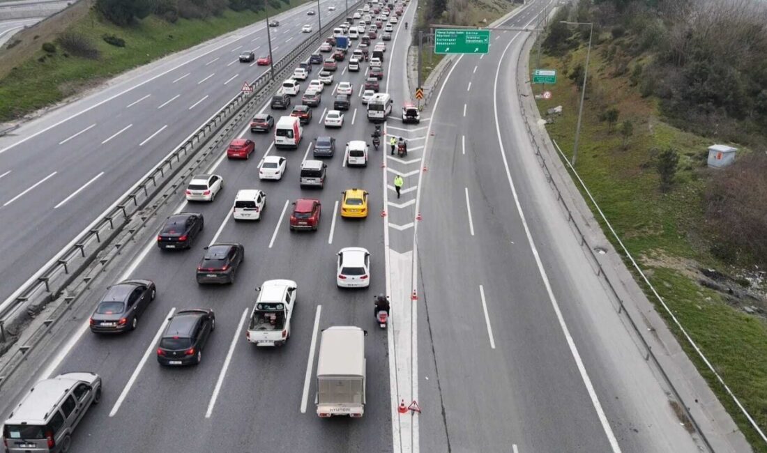 Emre KURT/İSTANBUL, – EYÜPSULTAN’da taralı alanı ihlal ederek trafikte ‘kaynak’