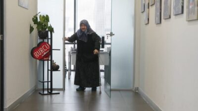 Gülseren KARAPINAR-Harun ŞAHBAZOĞLU/İSTANBUL, – GÜNGÖREN Merter’de fil hastalığı nedeniyle yürüyemez