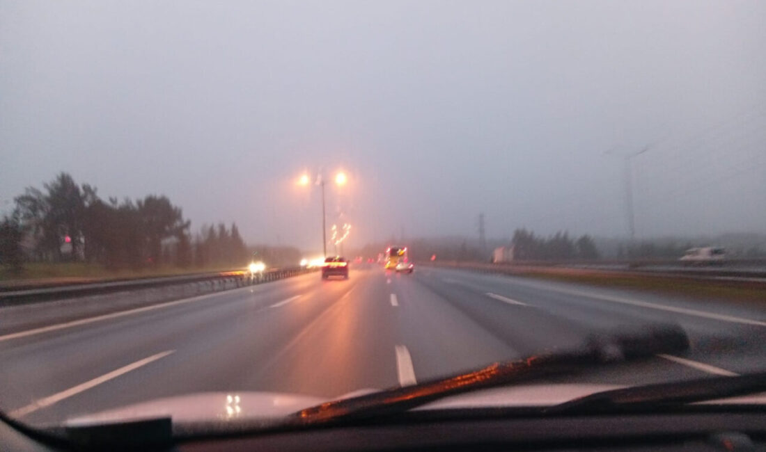 Pınar ÇITAK KOYGUN/İSTANBUL, – İSTANBUL’da sabah saatlerinde sis etkili oldu.