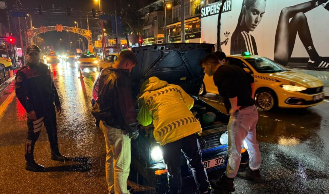 Mehmet Kaan KURT/İSTANBUL, – KADIKÖY’de polis ekiplerince trafik ve asayiş