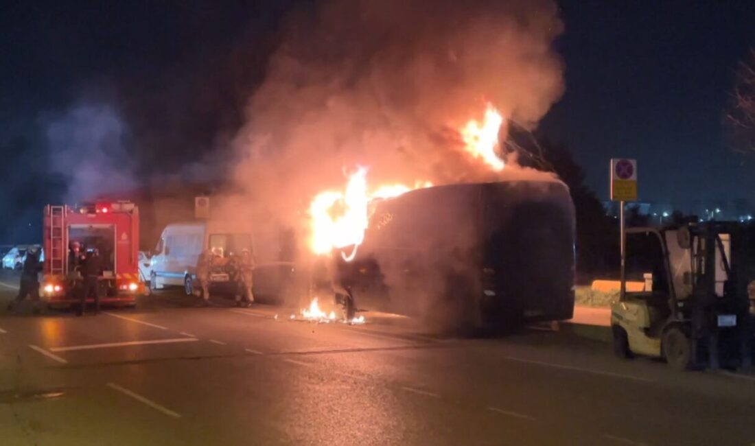 Mehmet Kaan KURT/İSTANBUL, – KAĞITHANE’de park halindeki servis midibüsünden yükselen