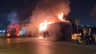 Mehmet Kaan KURT/İSTANBUL, – KAĞITHANE’de park halindeki servis midibüsünden yükselen