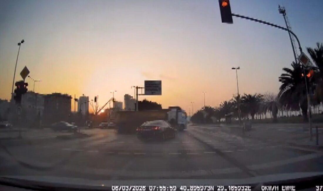 İsa ALMAÇAYIR/İSTANBUL, -KARTAL Sahilyolunda kırmızı ışıkta geçen otomobil TIR’a yandan