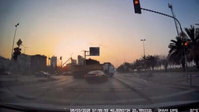 İsa ALMAÇAYIR/İSTANBUL, -KARTAL Sahilyolunda kırmızı ışıkta geçen otomobil TIR’a yandan
