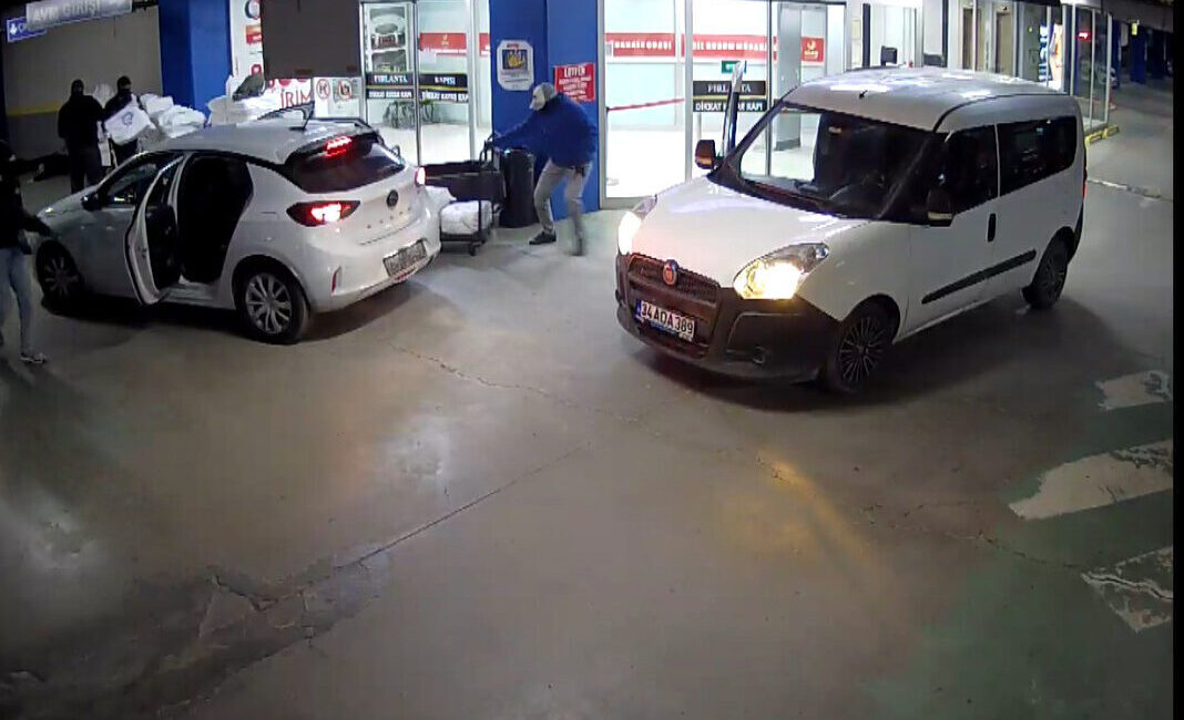 Ali AKSOYER / İSTANBUL – BAHÇELİEVLER’de bulunan Kuyumcukent’te, Kapalıçarşı’daki bir