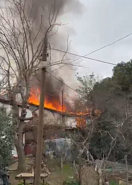 İsa ALMAÇAYIR/İSTANBUL, -PENDİK’te gecekonduda henüz bilinmeyen bir nedenle yangın çıktı.
