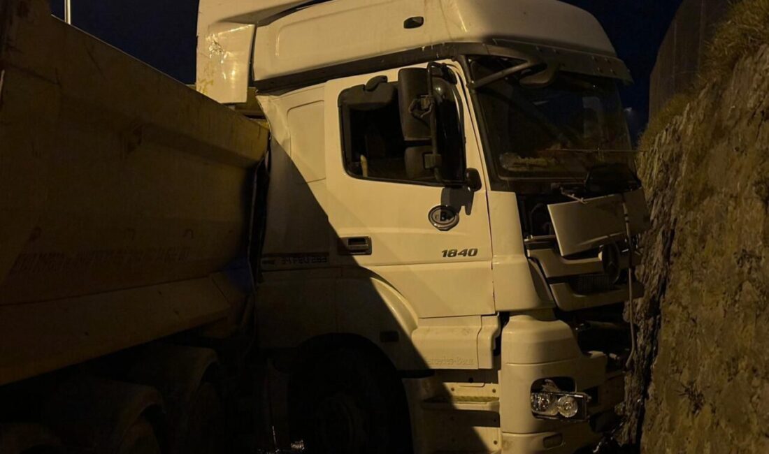 Mehmet Kaan KURT/İSTANBUL, – SANCAKTEPE’de, hafriyat kamyonunun istinat duvarına çarpması