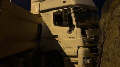 Mehmet Kaan KURT/İSTANBUL, – SANCAKTEPE’de, hafriyat kamyonunun istinat duvarına çarpması