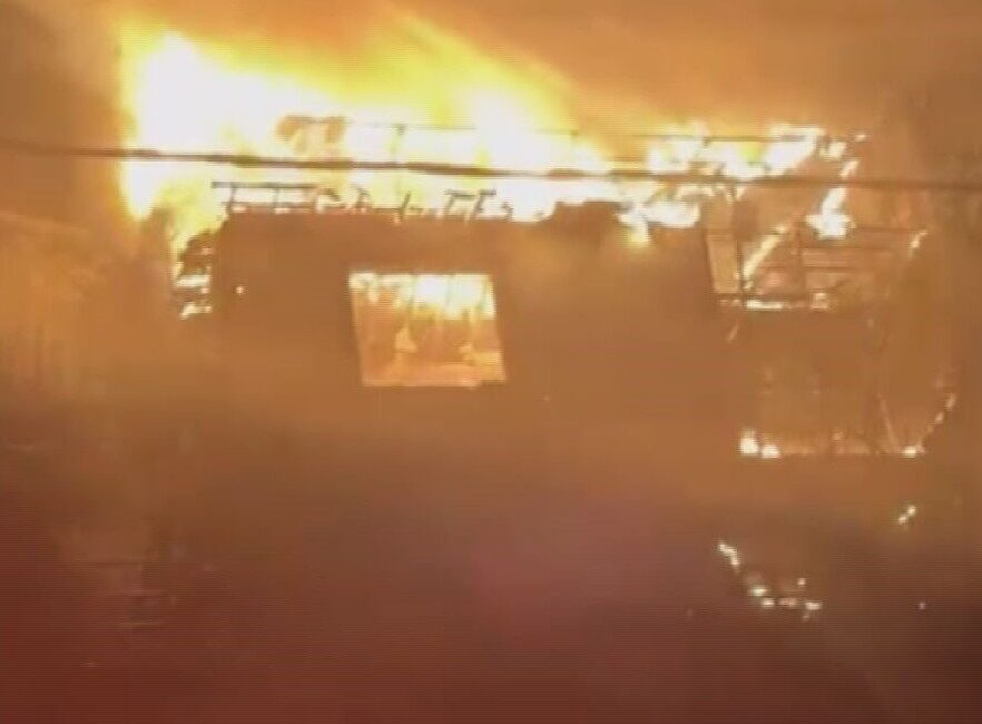 Soner HASIRCIOĞLU/İSTANBUL, – SARIYER’de bir gecekondudan yükselen alevler kısa sürede