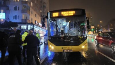 Mert ORDU/İSTANBUL, – ÜSKÜDAR’da caddede kırmızı ışıkta yolun karşısına geçmek