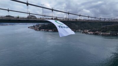 İSTANBUL, -YEŞİLAY Haftası kapsamında Fatih Sultan Mehmet Köprüsü’ne Yeşilay Bayrağı