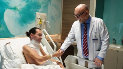 İSTANBUL, – BOYNUNDAKİ 2 kilogramlık tümör nedeniyle yürüyemez hale gelen