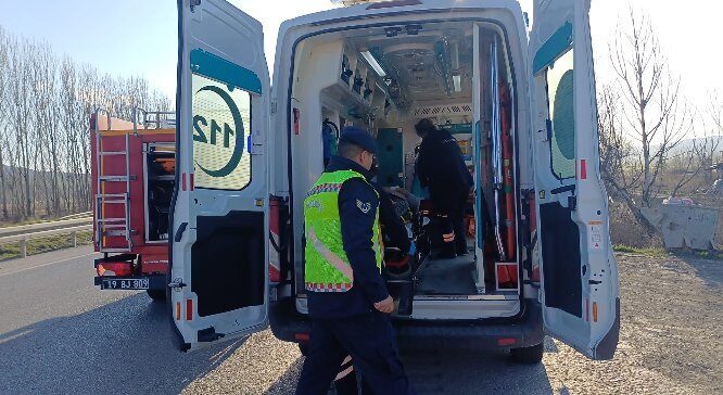 Halil Can ÖZEKER/ ÇORUM, – ÇORUM’da TIR’a arkadan çarpan otomobilde