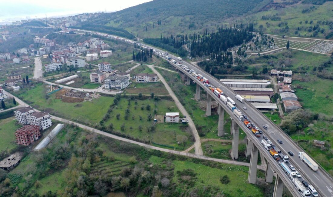 Ardacan UZUN/ İZMİT(Kocaeli), – KOCAELİ’de, TEM Otoyolu’nda 2 TIR ve