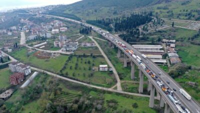 Ardacan UZUN/ İZMİT(Kocaeli), – KOCAELİ’de, TEM Otoyolu’nda 2 TIR ve