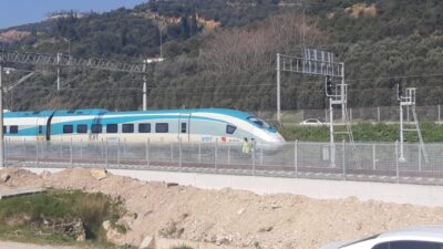 Nabi YAZICI/KÖRFEZ(Kocaeli), -KOCAELİ’nin Körfez ilçesinde yolcu treni, tel örgüyü aşıp