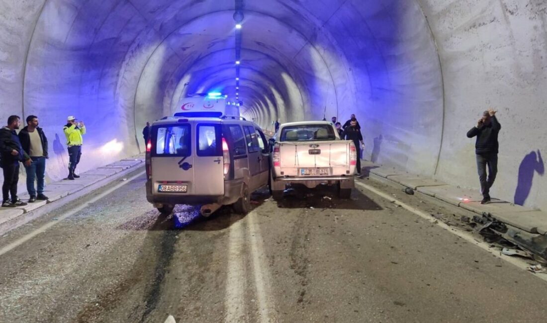 Fatih TÜYSÜZ/ARTVİN, – ARTVİN’de tünelde hafif ticari araç ile kamyonetin