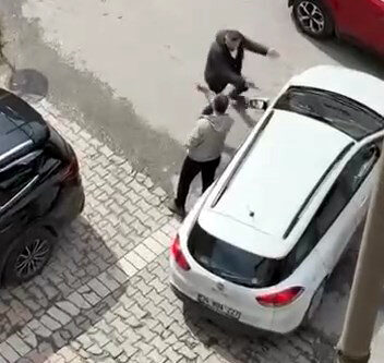 İhsan DÖRTKARDEŞ/İSTANBUL, – AVCILAR’da ters yönden gelen sürücüyle başka bir