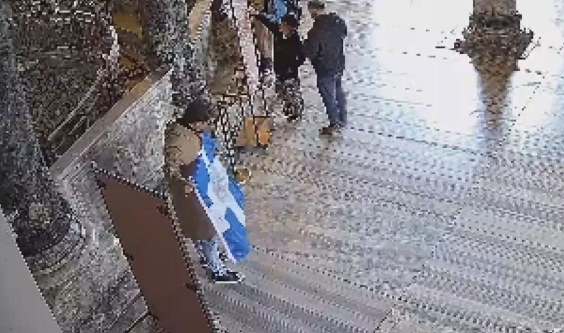 Doğan Can CESUR / İSTANBUL – AYASOFYA Camii’ne gelen yabancı