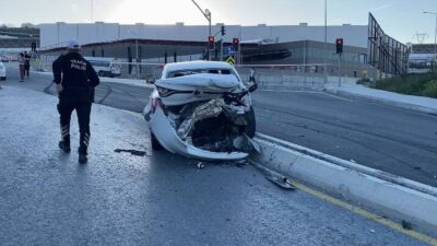 Baran AKKAYA/İSTANBUL, – BAŞAKŞEHİR’de şoförünün direksiyon hakimiyetini kaybettiği kamyonet önce