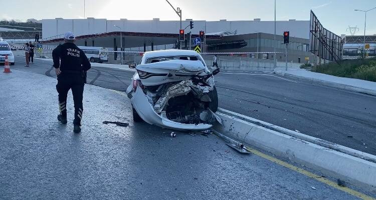 Baran AKKAYA/İSTANBUL, – BAŞAKŞEHİR’de şoförünün direksiyon hakimiyetini kaybettiği kamyonet önce