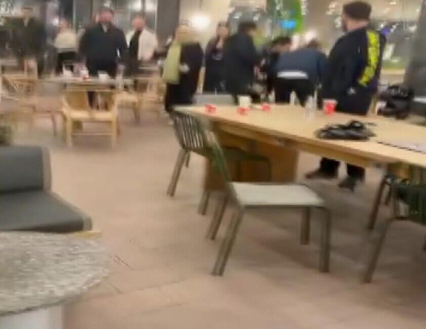 Soner HASIRCIOĞLU – Emir Efe BENLİOĞLU/İSTANBUL, – BAŞAKŞEHİR’de, kafede oturan