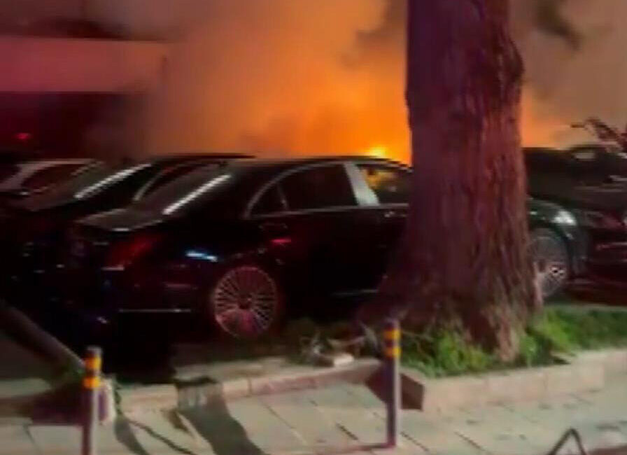 Soner HASIRCIOĞLU/İSTANBUL, – BEŞİKTAŞ’ta, araç kiralama şirketinin önünde park halinde