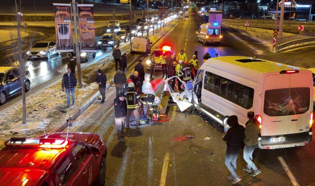 Oktay POLAT/ERZURUM, -ERZURUM’da buzlanma kazalara neden oldu. Aynı yolda 8