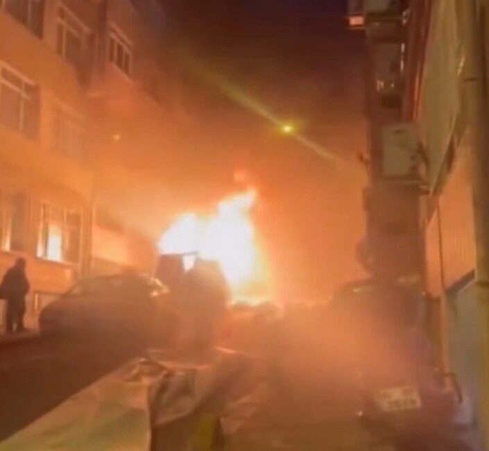 Emre KURT/İSTANBUL, – FATİH’te park halindeki hafif ticari araçta çıkan