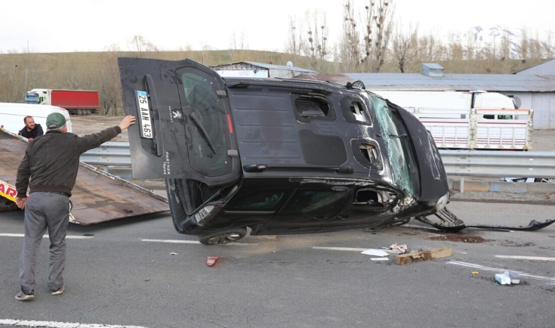 Ali KAYA/ERZURUM, – ERZURUM’da hafif ticari aracın kavşakta otomobile çarptığı