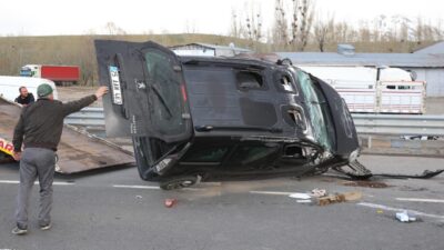 Ali KAYA/ERZURUM, – ERZURUM’da hafif ticari aracın kavşakta otomobile çarptığı