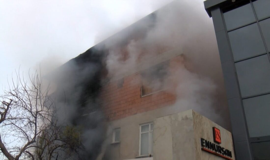 İsa ALMAÇAYIR / İSTANBUL, – ATAŞEHİR’de 3 katlı binanın giriş