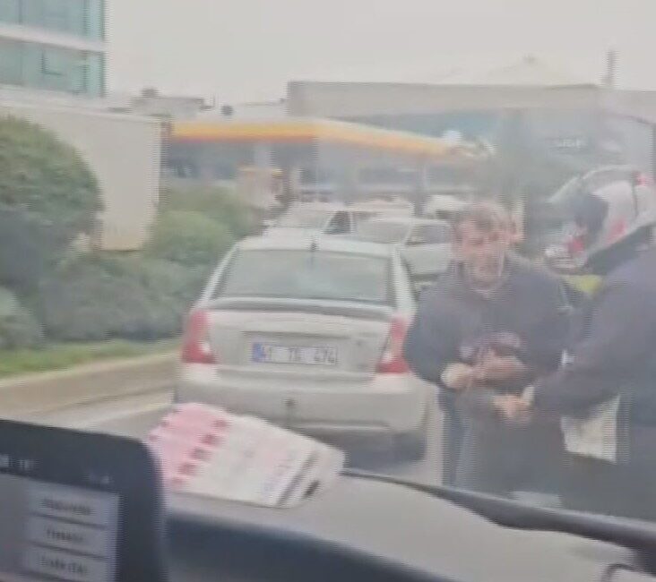 Uğur Samet AVCI/İSTANBUL, – ÜMRANİYE’de trafikteki iki araç sürücüsü arasında