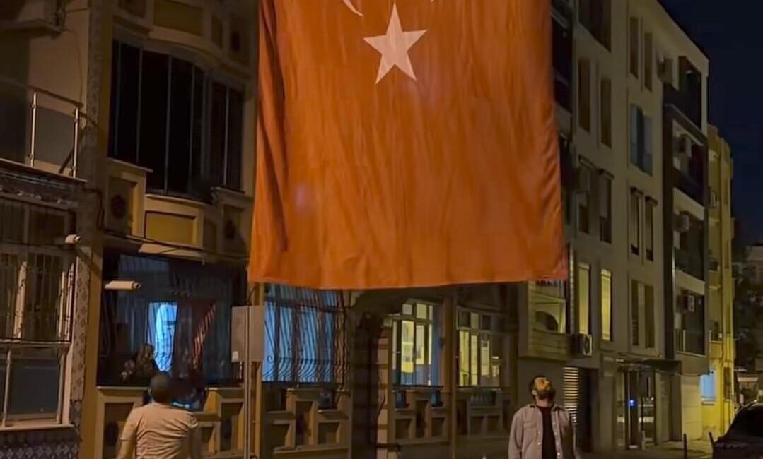 ŞEHİDİN BABA OCAĞINA TÜRK BAYRAĞI ASILDI İzmir’in Bornova ilçesinde kazada